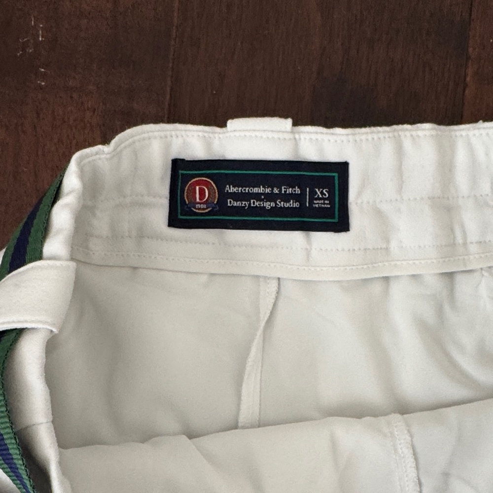 Adorable Abercrombie & Fitch White tennis/pickleball/golf skirt - Picture 2 of 4